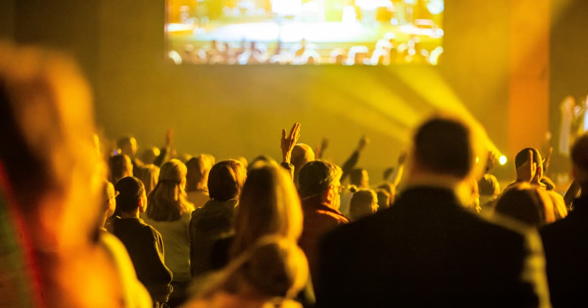 Xoë Miles Releases Anthemic Single 'Someone's Somebody' Exploring Self-Worth and Validation